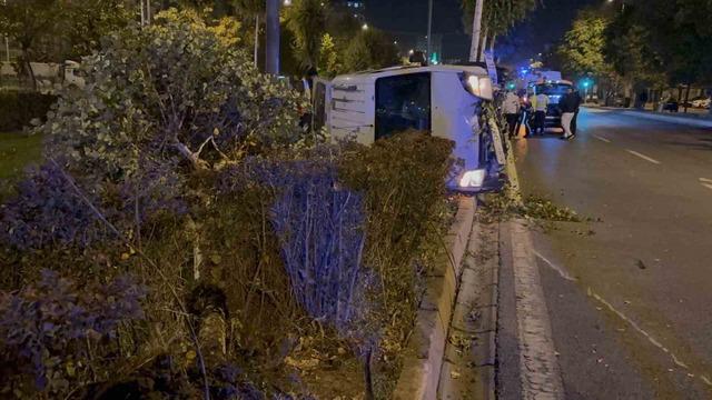 Ağacı devirip, yan yatan araçtan burunları bile kanamadan çıktılar 1