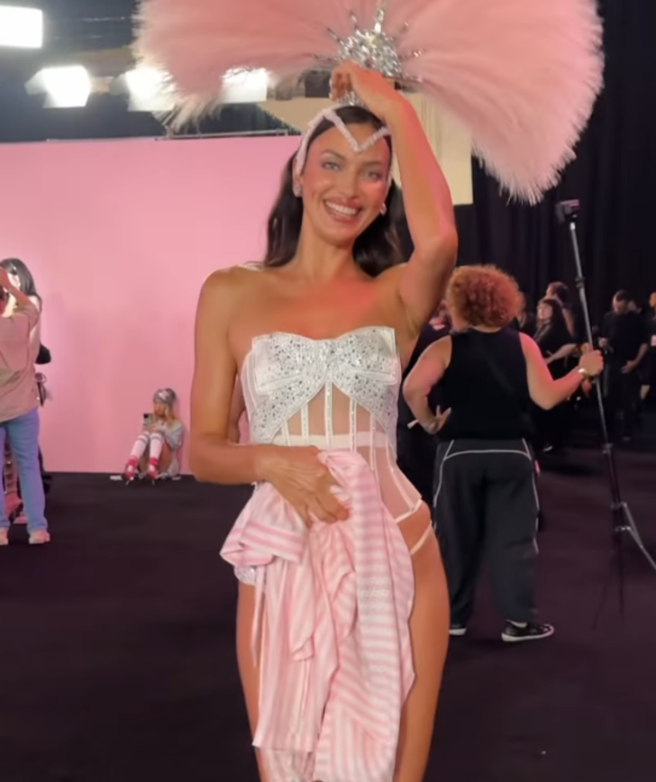 Irina Shayk Victoria’s Secret pozlarını paylaştı! Ashley Graham dayanamadı G2