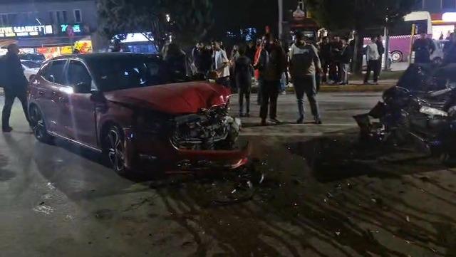 Otomobiller kafa kafaya çarpıştı: 2 yaralı 1