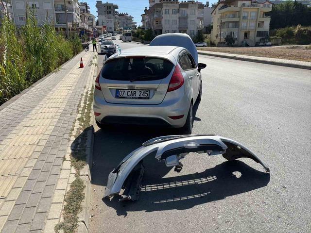 Manavgat’ta otomobiller çarpıştı: 2 yaralı 2