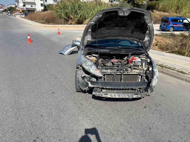 Manavgat’ta otomobiller çarpıştı: 2 yaralı 1