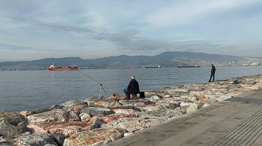 Yer: İzmir! Vatandaşın oltasına takıldı, g&ouml;ren korktu! 