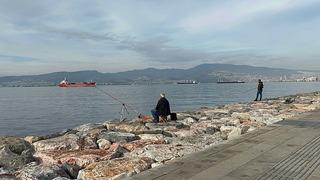 Yer: İzmir! Vatandaşın oltasına takıldı, gören korktu! 