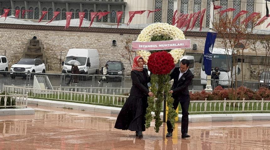19 Ekim Muhtarlar Günü kapsamında Taksim Cumhuriyet Anıtı'na çelenk konuldu