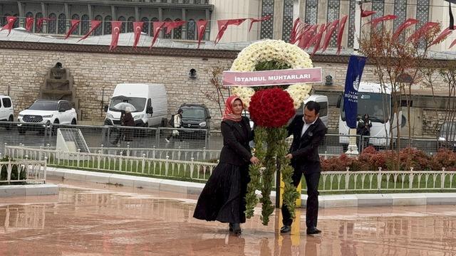 19 Ekim Muhtarlar Günü kapsamında Taksim Cumhuriyet Anıtı'na çelenk konuldu