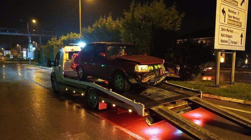 Otomobil, köprünün korkuluklarına çarptı