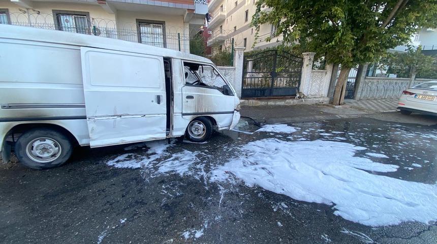 Batman'da park halindeki panelvan yandı! 