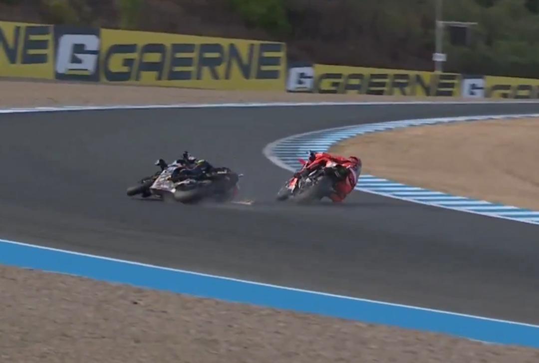 Toprak Razgatlıoğlu na kasti olarak çarpıp yarış dışı bıraktı! Bulega dan çirkin hareket: "Tarihin en skandal hamlesi" 2