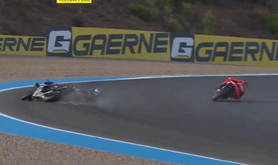 Toprak Razgatlıoğlu na kasti olarak çarpıp yarış dışı bıraktı! Bulega dan çirkin hareket: "Tarihin en skandal hamlesi" 3