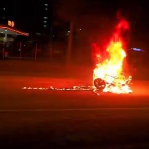 Diyarbakır’da aracın çarptığı motosiklet savrulup alev aldı: 1 yaralı