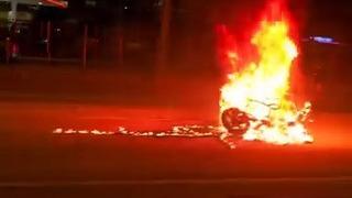 Diyarbakır’da aracın çarptığı motosiklet savrulup alev aldı: 1 yaralı