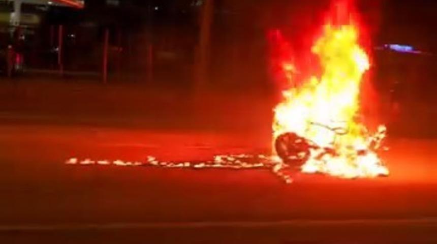 Diyarbakır’da aracın çarptığı motosiklet savrulup alev aldı: 1 yaralı