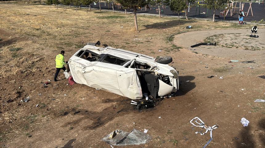 Sivas'ta minibüs devrildi: 4 kişi yaralandı