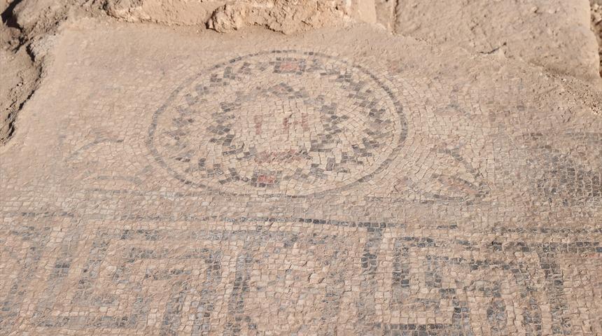 Urfa Kalesi'nde 5. yüzyıla ait yazıtlı mozaik gün yüzüne çıkarıldı