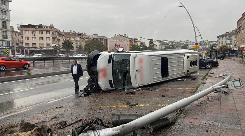 Büyükçekmece'de minibüs devrildi: 2 kişi yaralandı