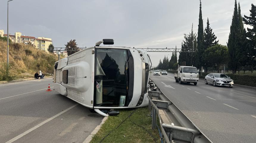 İzmir'de midibüs devrildi: 5 kişi yaralandı