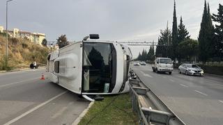 İzmir'de midibüs devrildi: 5 kişi yaralandı