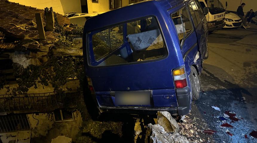 Eyüpsultan'da yokuş aşağı inen sürücünün çarptığı 8 araç hasar gördü