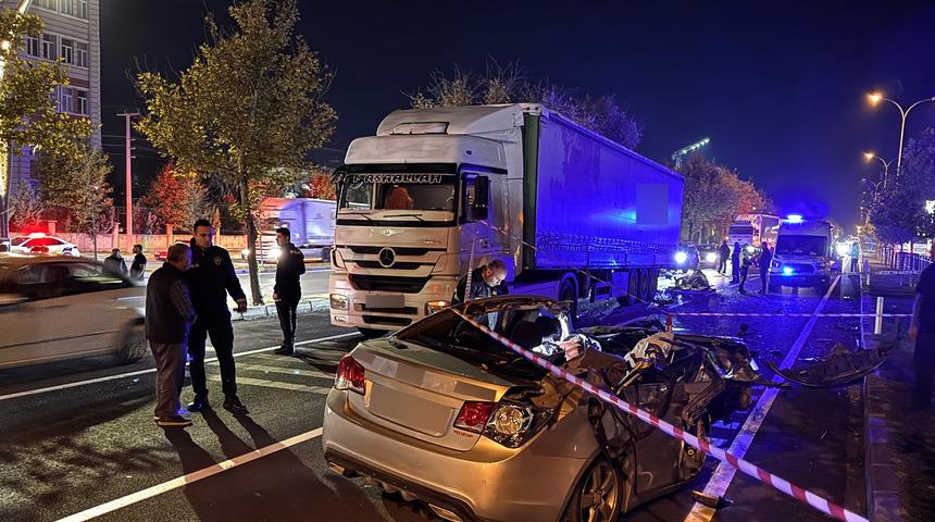 Aksaray'da feci kaza! Otomobil, tıra çarptı: Ağabey hayatını kaybetti, kardeşi ağır yaralandı