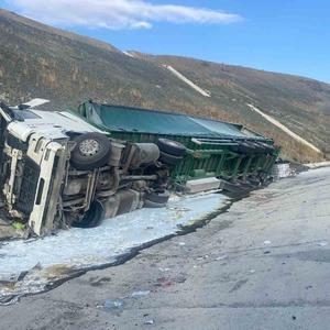 Kontrolden çıkan tır devrildi: 1 yaralı
