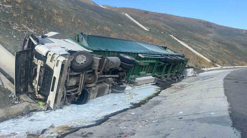 Kontrolden çıkan tır devrildi: 1 yaralı