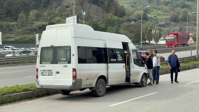 Samsun’da dolmuş minibüs kaldırıma çarptı: 2 yaralı 3