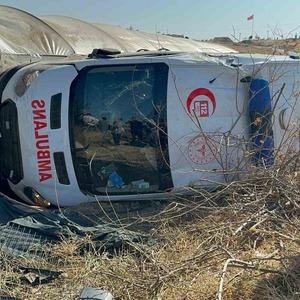 Yaralıları taşıyan ambulans ile otomobil çarpıştı: 8 yaralı