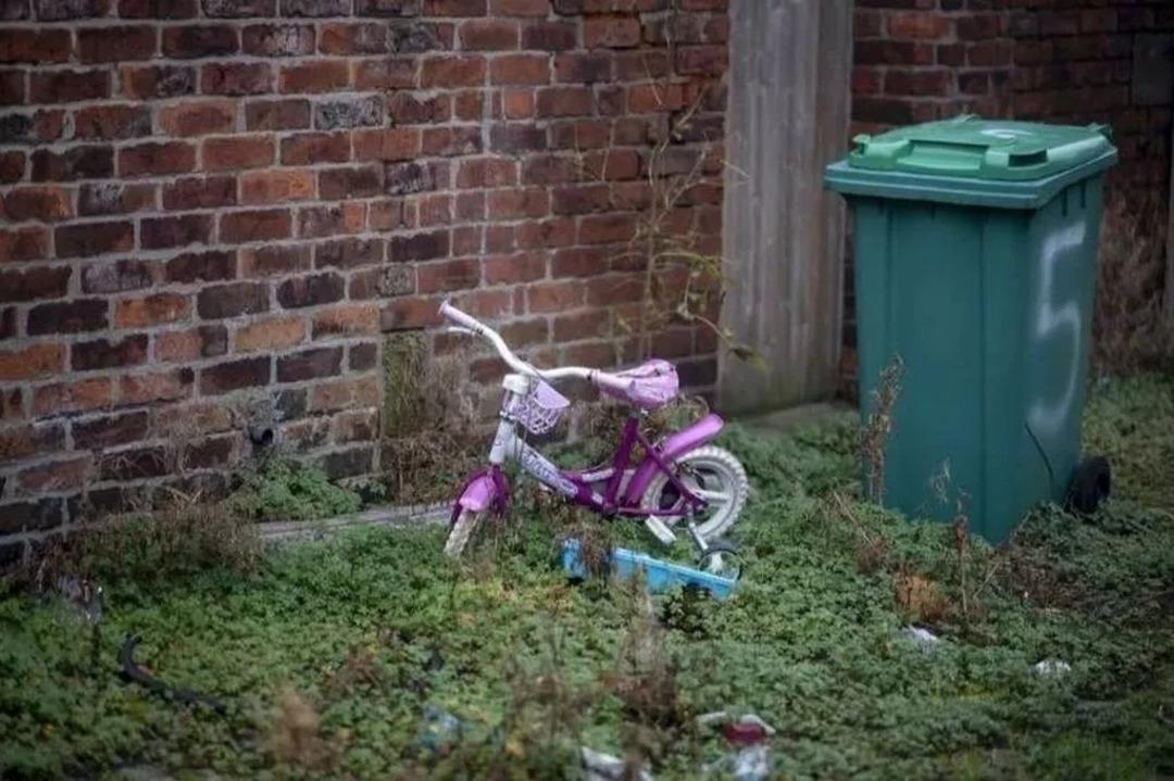 Mide bulandıran manzara! 7 &ccedil;ocuğun yaşadığı ev pislik yuvası &ccedil;ıktı! Her yer dışkı dolu... 1