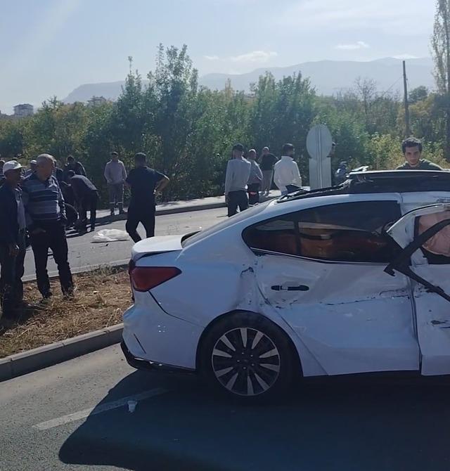 Malatya’da üç aracın karıştığı kazada, 1’i ağır 3 kişi yaralandı 1