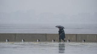 İzmir'de sağanak! Bazı yollarda su birikintileri oluştu, rögarlar taştı