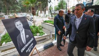 CHP Genel Başkanı Özel'den Ferdi Zeyrek'in kabrine ziyaret