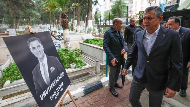 CHP Genel Başkanı Özel'den Ferdi Zeyrek'in kabrine ziyaret