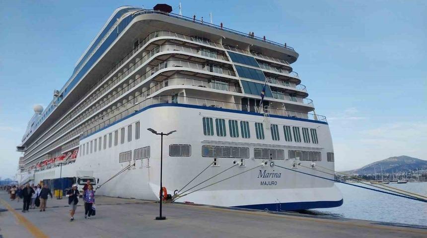 Dev yat Bodrum'a demirledi! 1000'den fazla yolcusu var