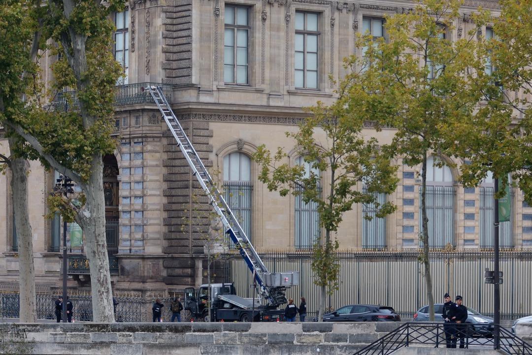 Louvre M&uuml;zesi nde film gibi soygun!  Paha bi&ccedil;ilemez  9 eser &ccedil;alındı: Şaşkına &ccedil;eviren planın detayları belli oldu... 2