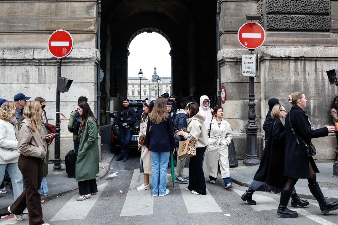 Louvre M&uuml;zesi nde film gibi soygun!  Paha bi&ccedil;ilemez  9 eser &ccedil;alındı: Şaşkına &ccedil;eviren planın detayları belli oldu... 3