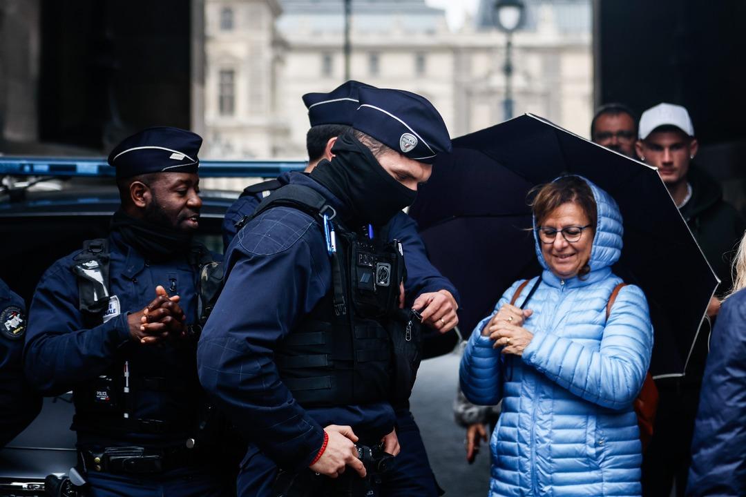 Louvre M&uuml;zesi nde film gibi soygun!  Paha bi&ccedil;ilemez  9 eser &ccedil;alındı: Şaşkına &ccedil;eviren planın detayları belli oldu... 11
