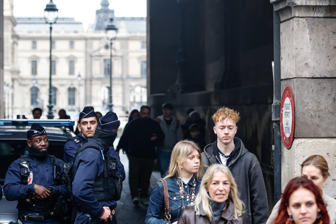Louvre M&uuml;zesi nde film gibi soygun!  Paha bi&ccedil;ilemez  9 eser &ccedil;alındı: Şaşkına &ccedil;eviren planın detayları belli oldu... 4