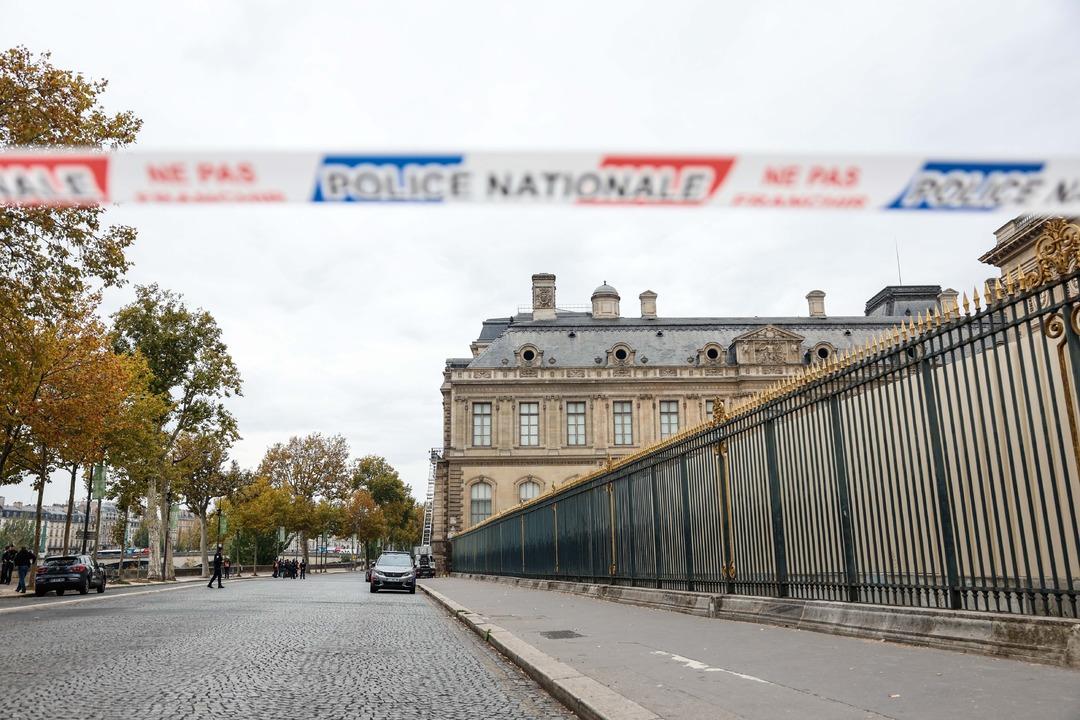 Louvre M&uuml;zesi nde film gibi soygun!  Paha bi&ccedil;ilemez  9 eser &ccedil;alındı: Şaşkına &ccedil;eviren planın detayları belli oldu... 9