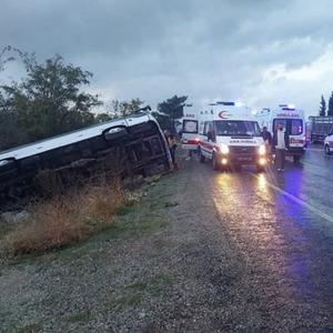 Denizli'de tur otobüsü devrildi: Ölü ve çok sayıda yaralı var
