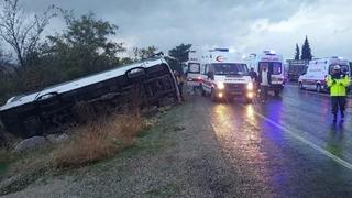 Denizli'de tur otobüsü devrildi: Ölü ve çok sayıda yaralı var