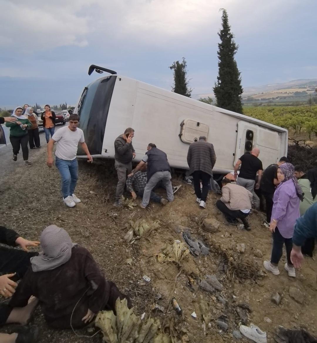 Denizli de tur otobüsü devrildi: Ölü ve çok sayıda yaralı var 3