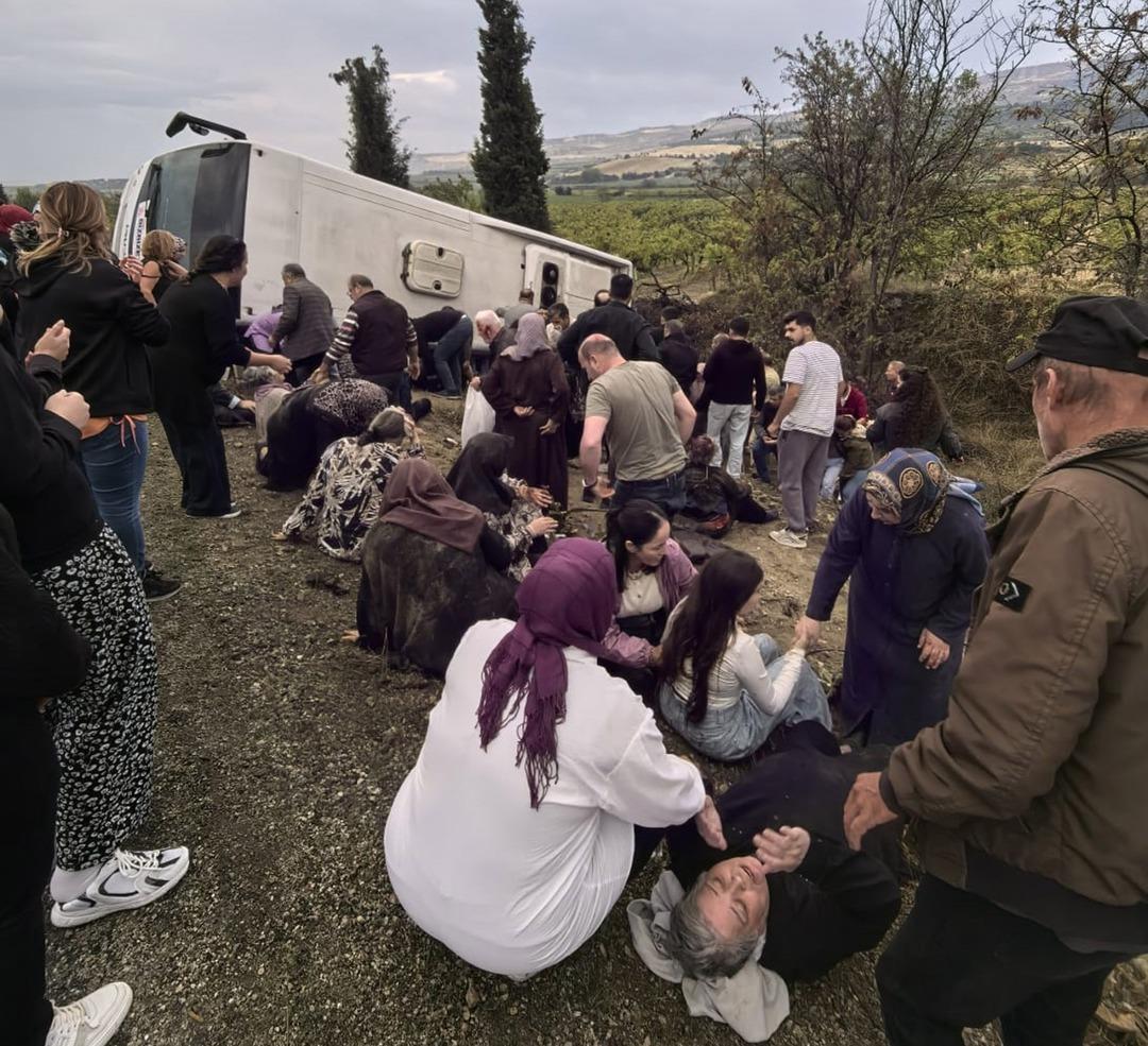 Denizli de tur otobüsü devrildi: Ölü ve çok sayıda yaralı var 1