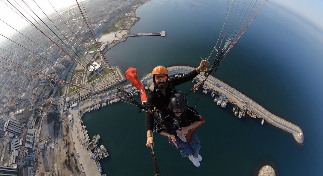 Hatay da yamaç paraşütüyle atlayan kadın gökyüzünde darbuka çaldı 2
