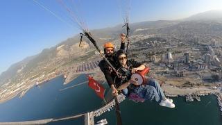 Hatay'da yamaç paraşütüyle atlayan kadın gökyüzünde darbuka çaldı