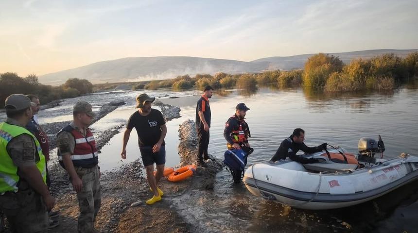 Batman Çayı'nda su debisinin yükselmesiyle mahsur kalan aile kurtarıldı