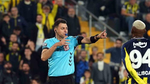 Fatih Karagümrük başkanı Fenerbahçe maçı oynanırken stadı terk etti! Böyle hakem mi olur!