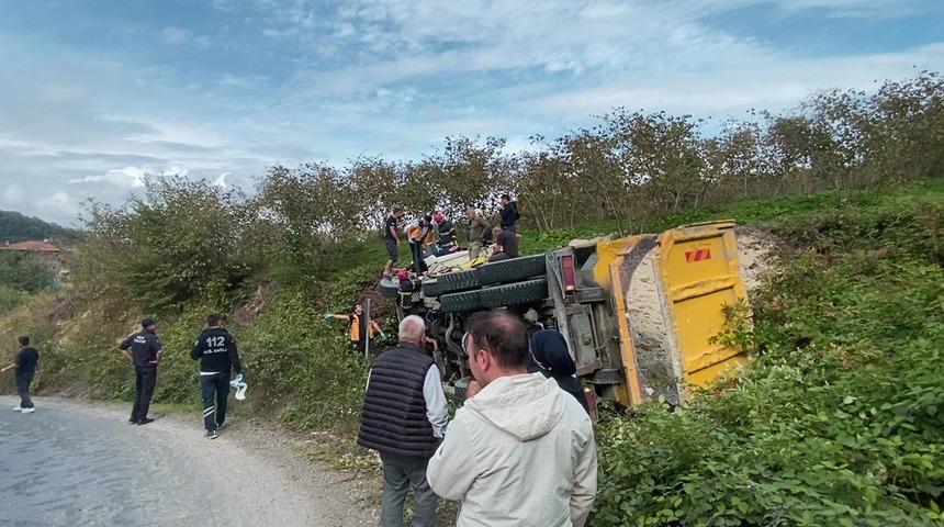 Ordu'da kil yüklü kamyon devrildi: 2 yaralı