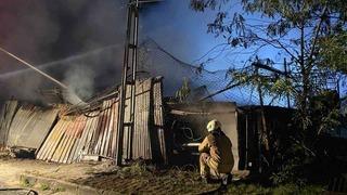 Küçükçekmece’de iş yerinde başlayan yangın elektrik tellerine sıçradı, patlalar peş peşe geldi