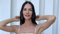 Yasemin Ergene beyaz mini ortuyla doada! Kombini dile dt
