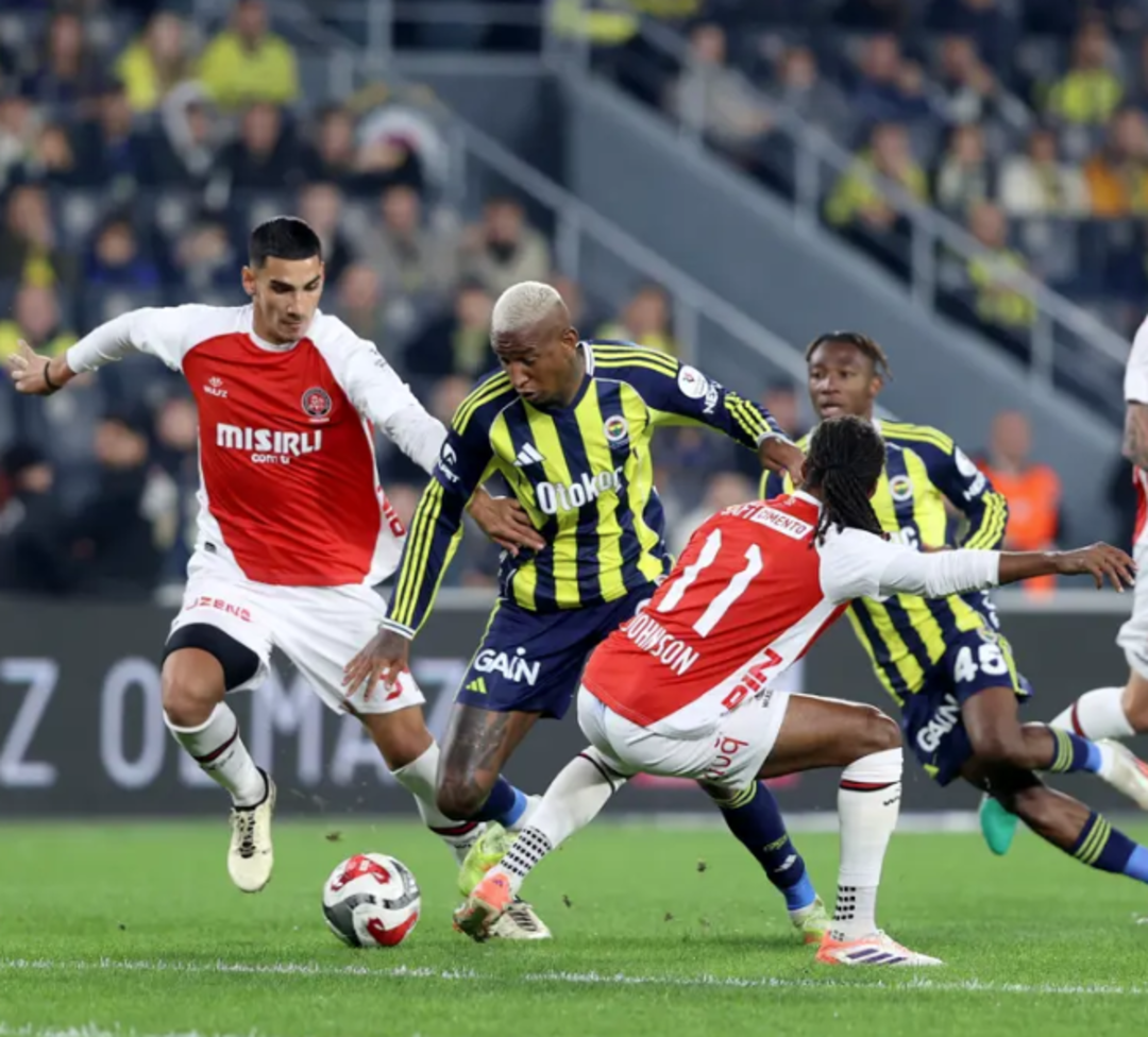 Penaltı, kırmızı kart, iptal edilen gol... Trio ekibinden Fenerbah&ccedil;e-Karag&uuml;mr&uuml;k ma&ccedil;ı i&ccedil;in &ccedil;ok konuşulacak yorum! 